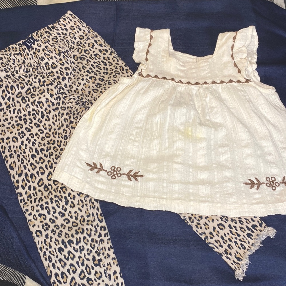 Cute white tank top n Cheetah print jeans outfit